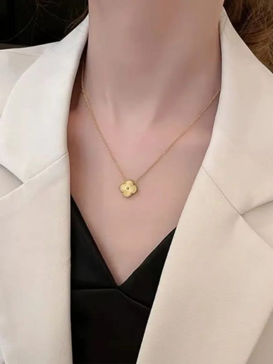 Dainty Clover Pendant QROSH