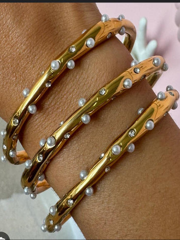 18K Gold Plated Pearl Drop Bangle - QROSH