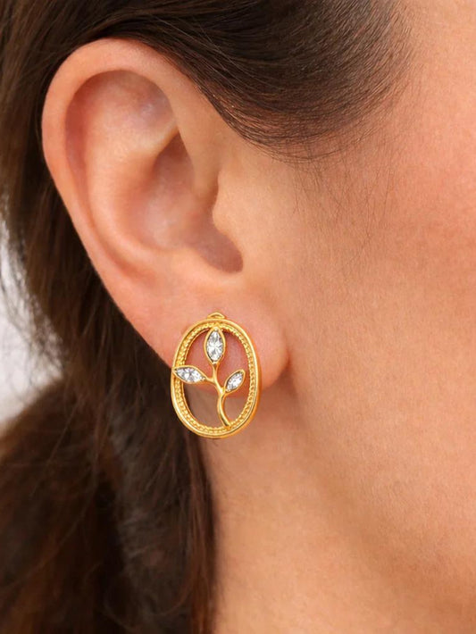 Gold earring with floral design