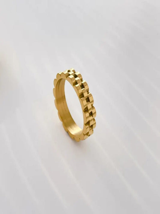 Bold Gear-Edge Gold Ring QROSH