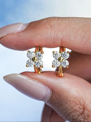 Gold earrings with floral design 