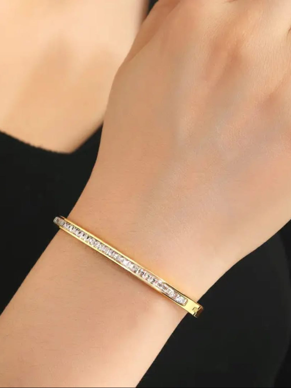 Gold bracelet with small diamonds