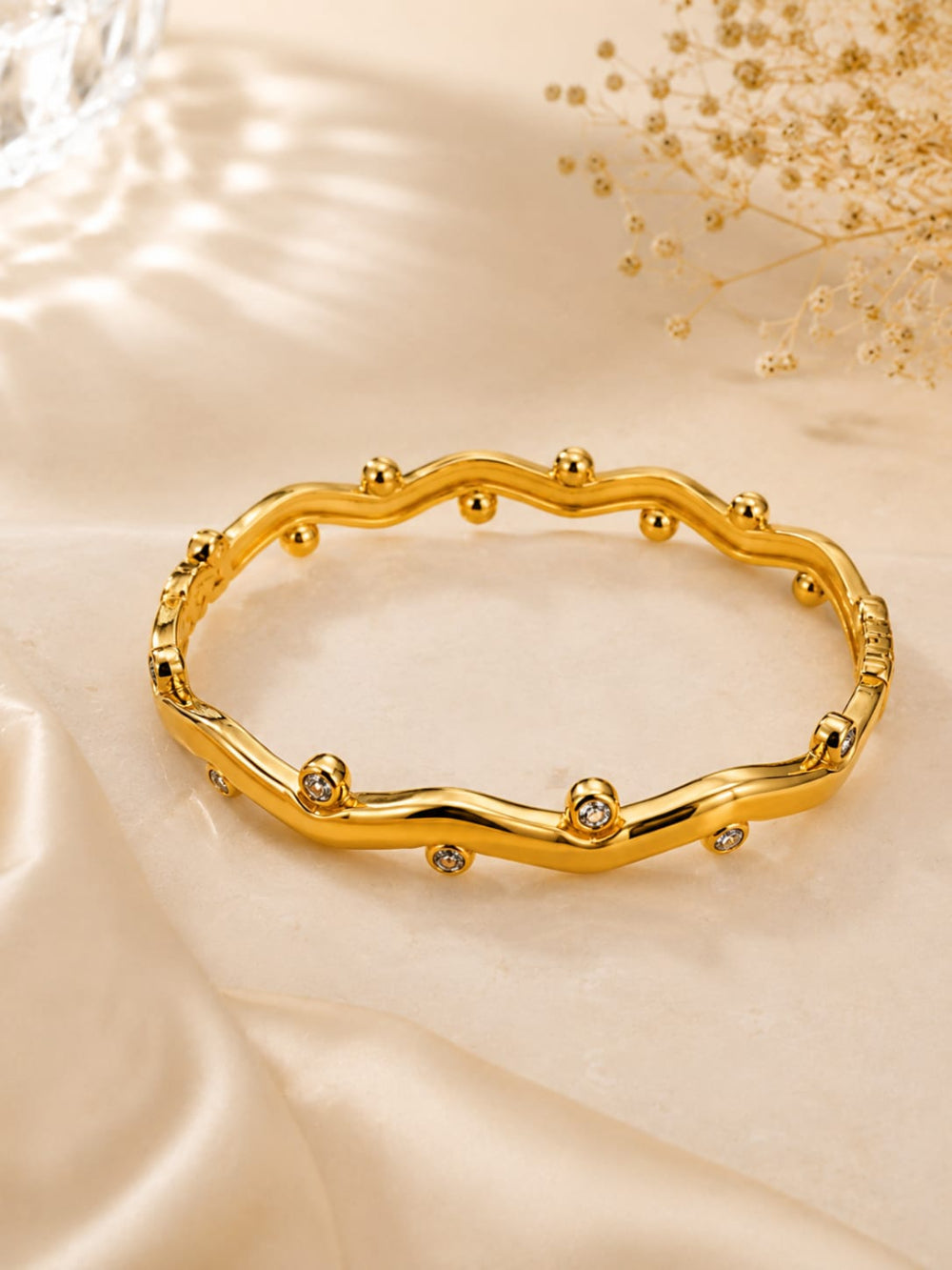 Elegant Wavy Gold Bangle QROSH