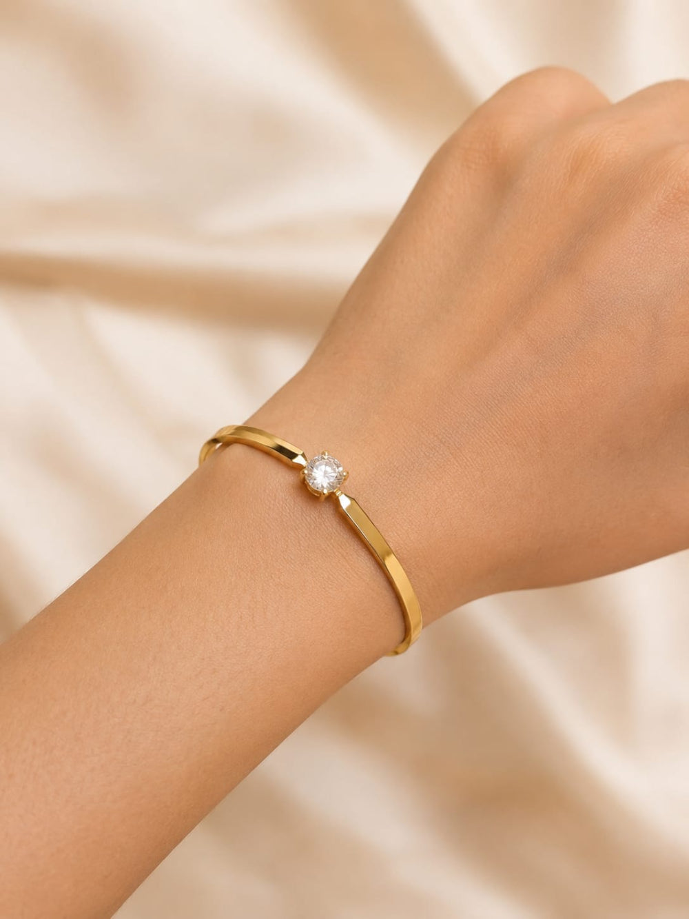 Aria Solitaire Crystal Bangle QROSH