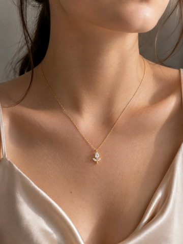 Gold necklace with a delicate pendant 