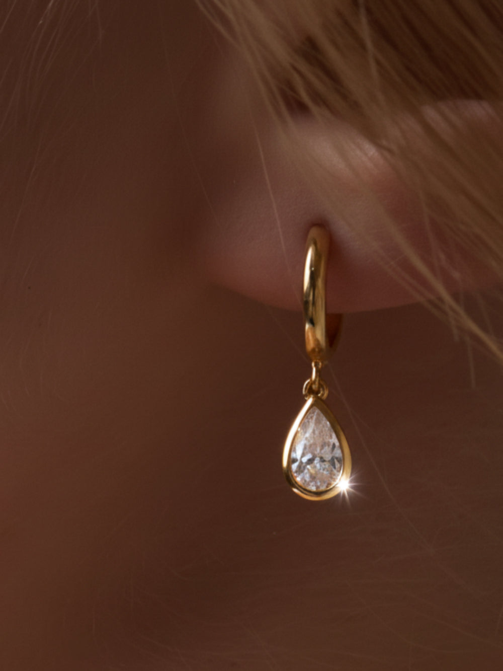 Gold teardrop earring 
