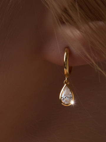 Gold teardrop earring 